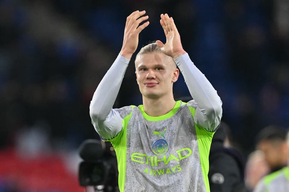 Erling Haaland comemora vitória do Manchester City sobre o Crystal Palace na Premier League (Foto: Glyn KIRK / AFP)