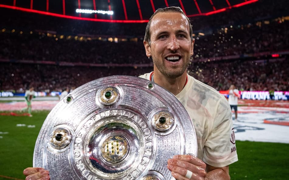 Harry Kane com o troféu da Bundesliga