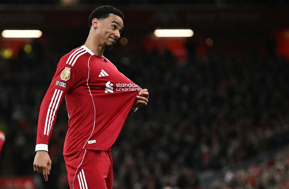 Hugo Ekitiké comemora gol pelo Liverpool contra o Brighton (Foto: Paul ELLIS / AFP)