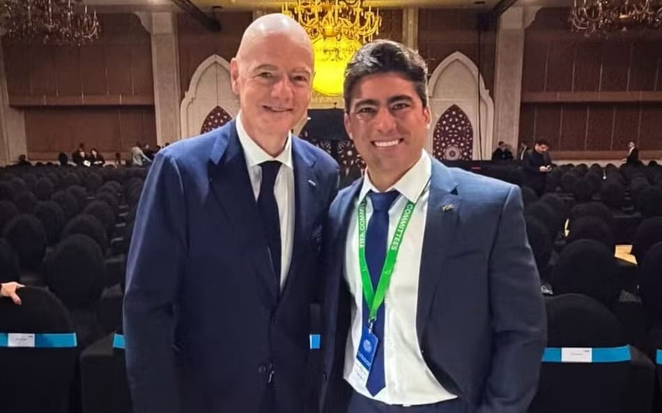 Thairo Arruda, CEO do Botafogo, ao lado de Gianni Infantino, presidente da Fifa (à esquerda) (Foto: Reprodução)