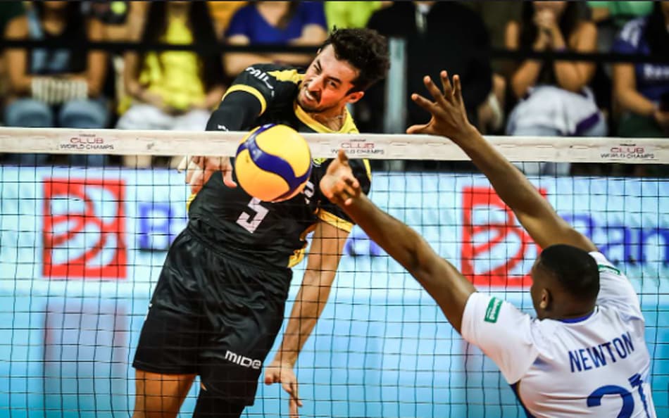 Lucas Eduardo, do Praia Clube, ataca na derrota para o Vôlei Renata (Divulgação)