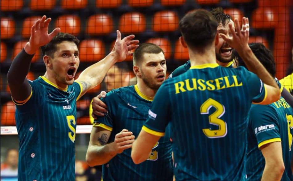 Jogadores do Zawiercie, da Polônia, comemoram ponto na partida contra o Praia Clube (Divulgação)