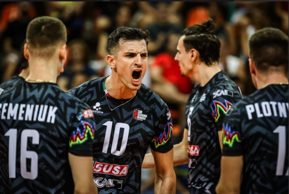 Jogador do Perugia celebra ponto na vitória sobre o Cruzeiro, em Belém (Divulgação)