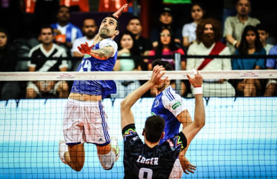 Douglas, do Cruzeiro, vai ao ataque na derrota para o Perugia (Divulgação)