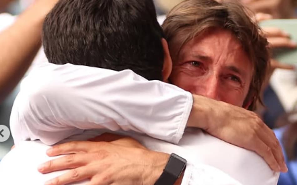 Ferrero abraça Alcaraz após um de seus títulos (Reprodução)