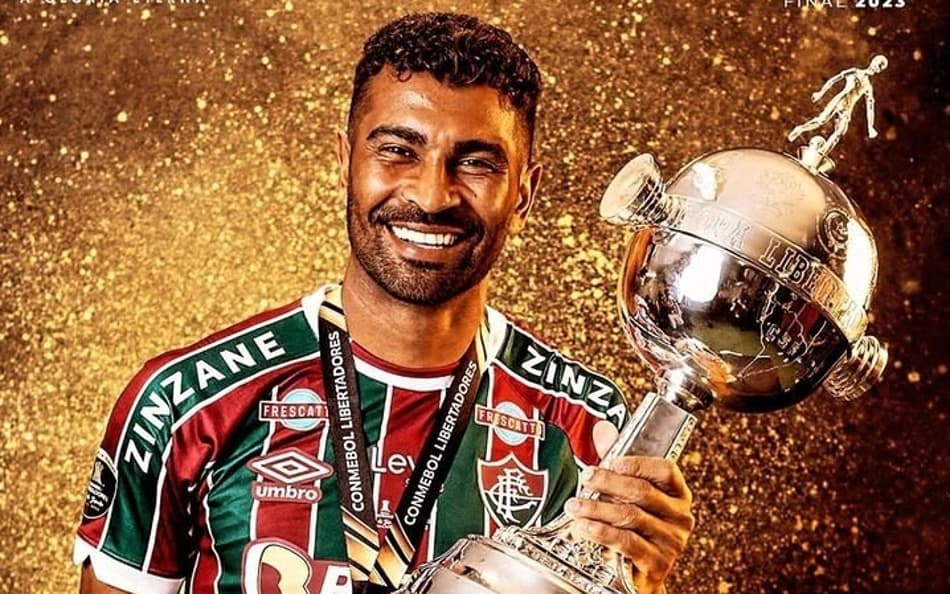 Thiago Santos com a taça da Libertadores que conquistou pelo Fluminense (Foto: Divulgação/ Fluminense)