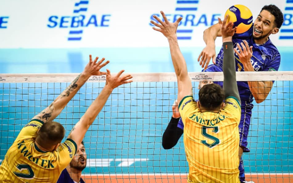 Vôlei Renata/Campinhas no ataque na derrota para o Zawierce na fase de grupos (Divulgação)