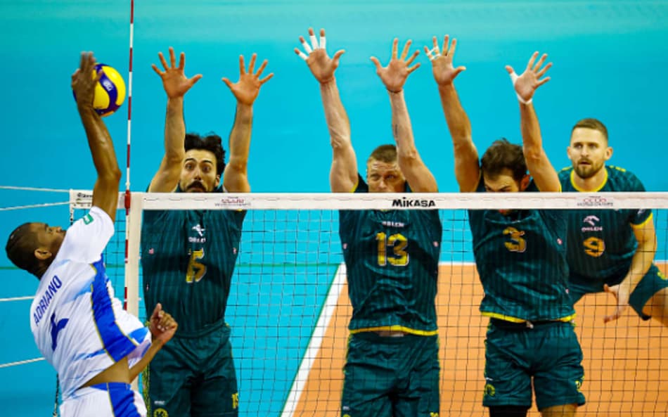 Adriano, do Vôlei Renata, tenta furar o bloqueio do Zawiercie (Divulgação)