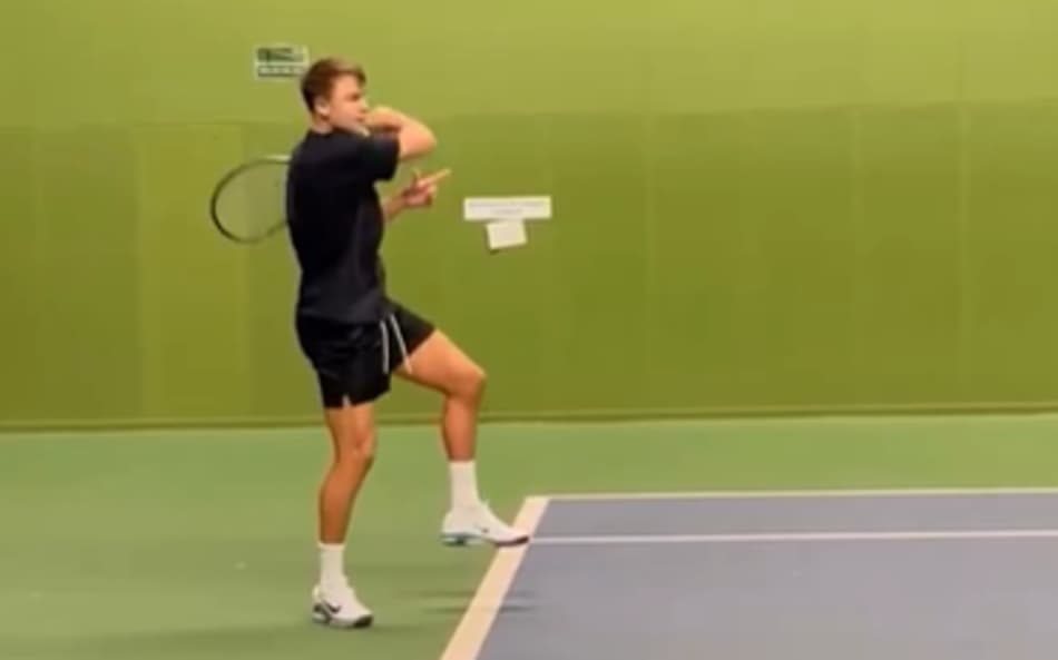 Holger Rune volta aos treinos após romper o tendão (Reprodução)