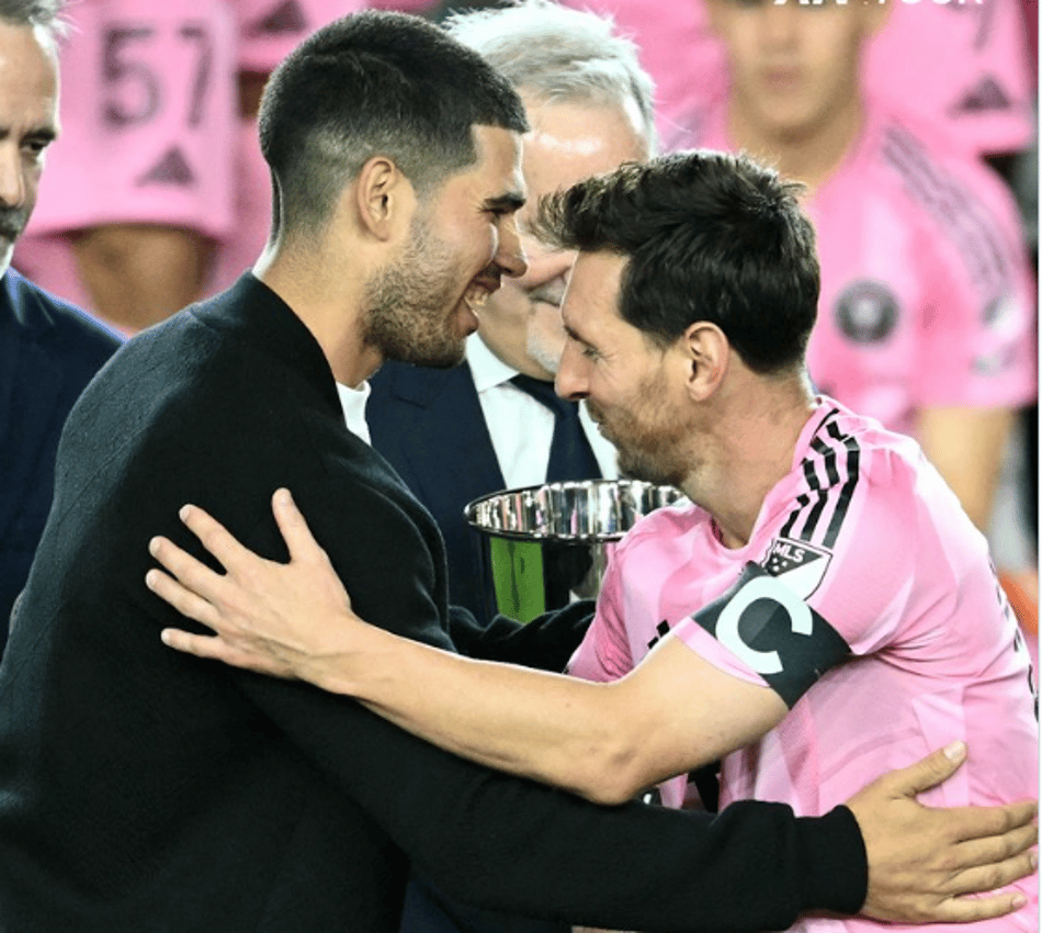 Alcaraz e Messi se encontram em premiação da MLS (Divulgação)