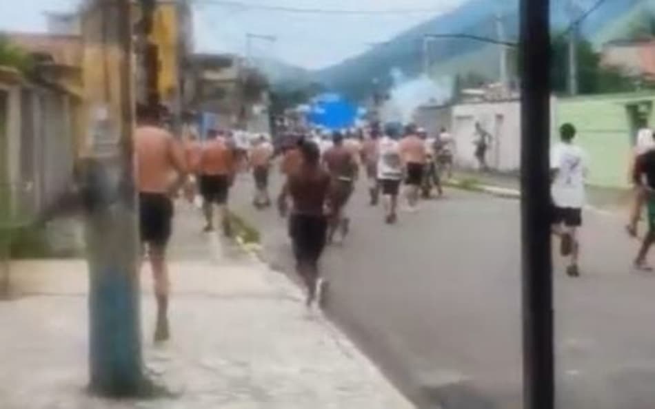 Torcedores de Fluminense e Vasco entraram em confronto (Foto: Reprodução)