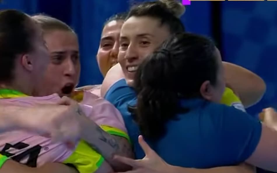 Emily é abraçada ao abrir o placar para o Brasil (Reprodução)