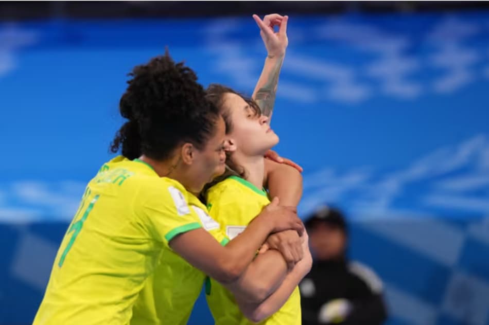 Amandinha comemora o segundo gol do Brasil sobre Portugal (Divulgação)