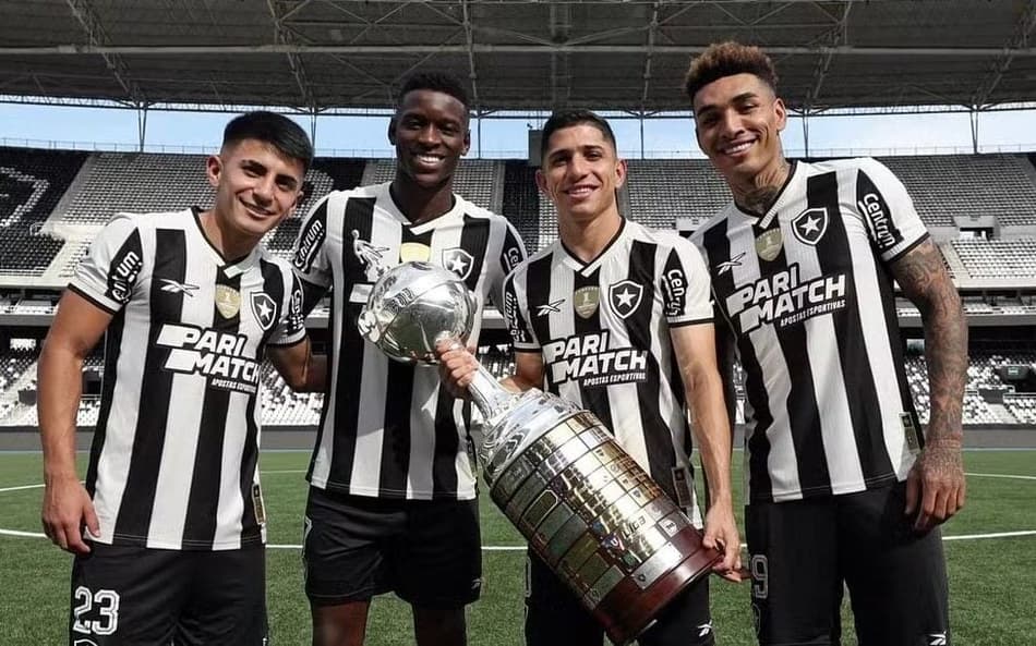 Thiago Almada, Luiz Henrique, Savarino e Igor Jesus foram campeões da Libertadores com o Botafogo