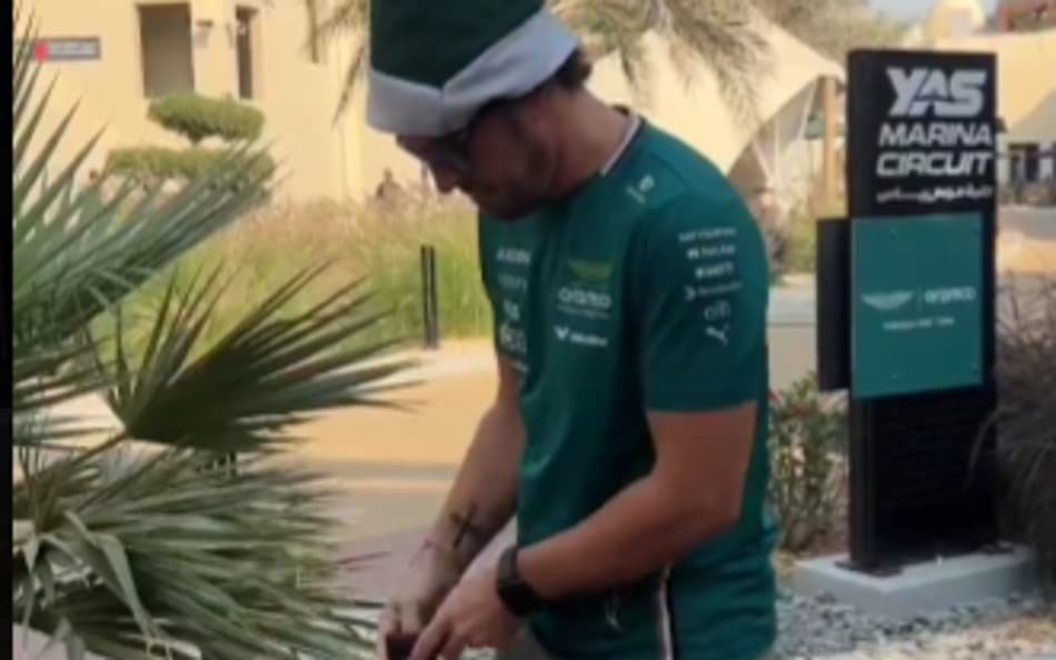Hulkenberg presenteia Alonso com uma bengala; veja vídeo