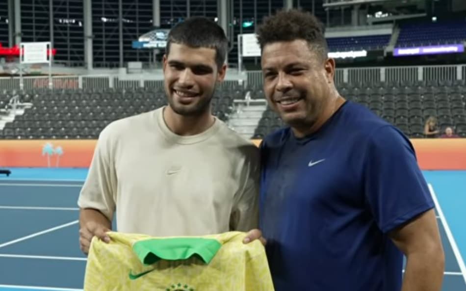 Carlos Alcaraz recebe camisa autografada de Ronaldo Fenômeno (Reprodução)
