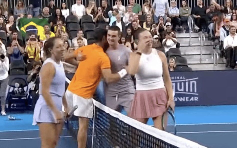 Carlos Alcaraz abraça João Fonseca antes do jogo de duplas msitas em Miami (Foto: José Morgado)