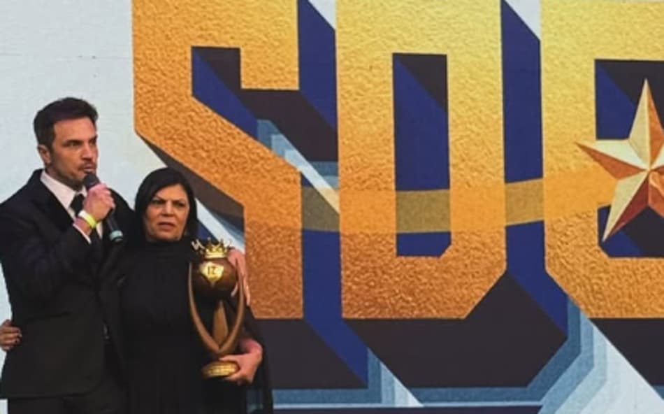 Falcão ao lado da mãe, na premiação do Sou do Esporte