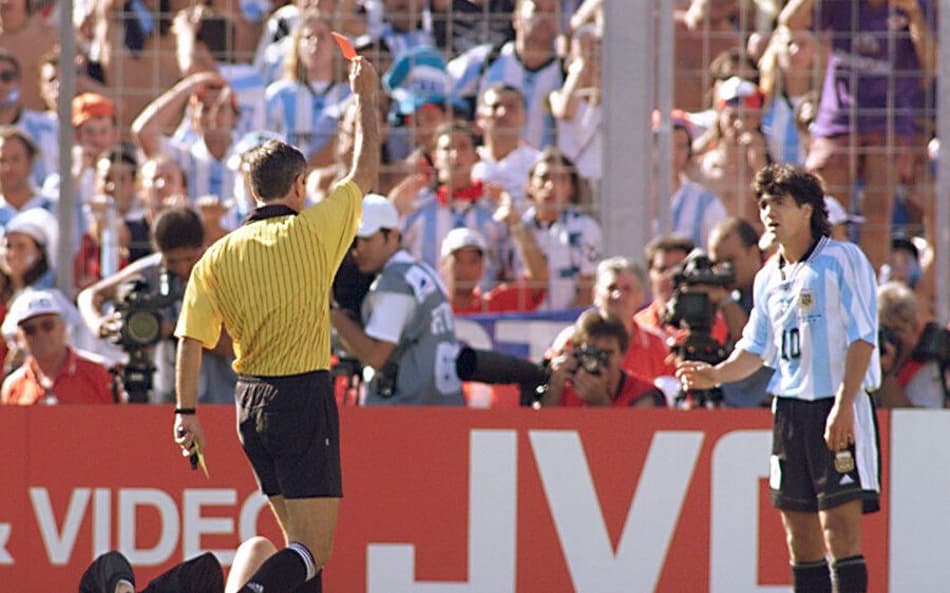 Faltam 177 dias para a Copa: conheça a história do cartão vermelho