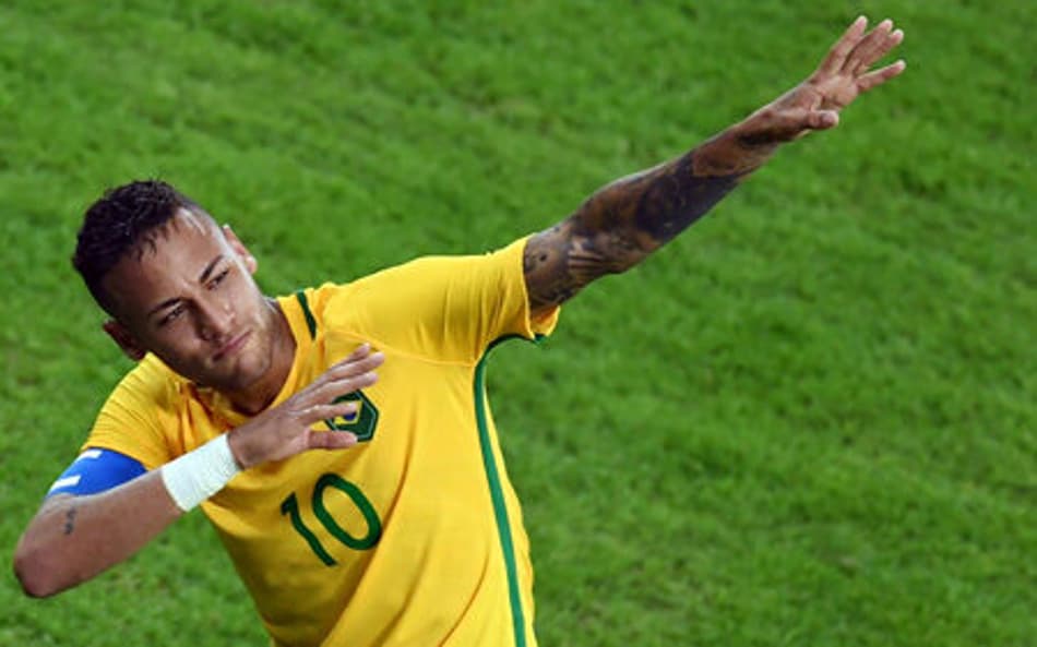 HOME - Brasil x Alemanha - Futebol Rio-2016 - Neymar faz raio de Bolt (Foto: AFP)