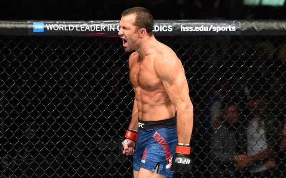 L. Rockhold comemora vitória no UFC (Foto: Reprodução Twitter UFC Brasil)