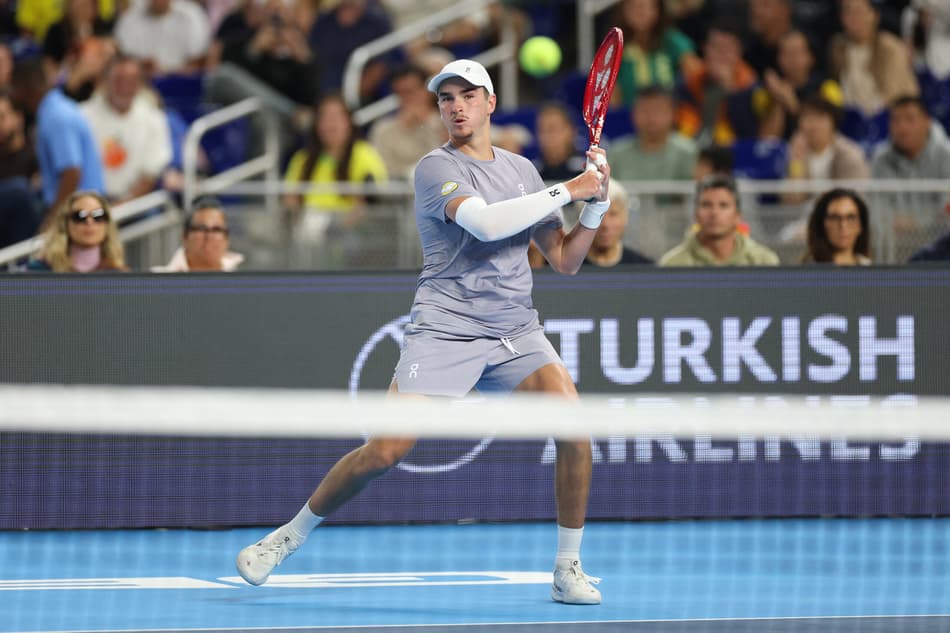 MIAMI, FLORIDA - DECEMBER 08: Joao Fonseca of Brazil plays a forehand against Carlos Alcaraz of Spain during the Miami Invitational at loanDepot park on December 08, 2025 in Miami, Florida. Tomas Diniz Santos/Getty Images/AFP (Photo by Tomas Diniz Santos / GETTY IMAGES NORTH AMERICA / Getty Images via AFP)