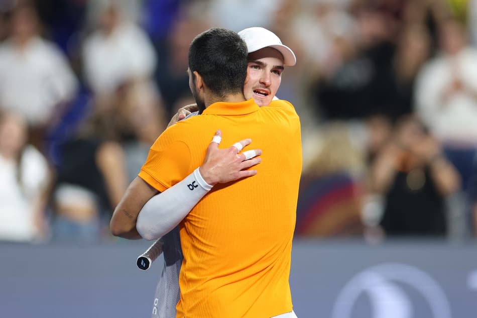 MIAMI, FLORIDA - DECEMBER 08: Joao Fonseca of Brazil and Carlos Alcaraz of Spain embrace after their match during the Miami Invitational at loanDepot park on December 08, 2025 in Miami, Florida. Tomas Diniz Santos/Getty Images/AFP (Photo by Tomas Diniz Santos / GETTY IMAGES NORTH AMERICA / Getty Images via AFP)