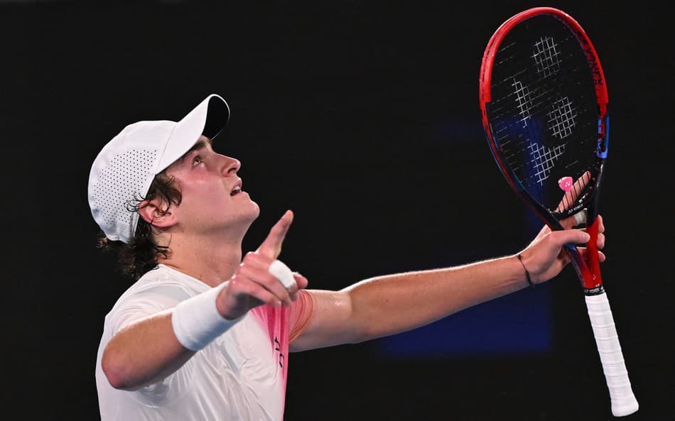 João Fonseca celebra a vitória sobre o russo Andrey Rublev na primeira rodada do Australian Open, em janeiro de 2025 (Foto: William West/AFP)