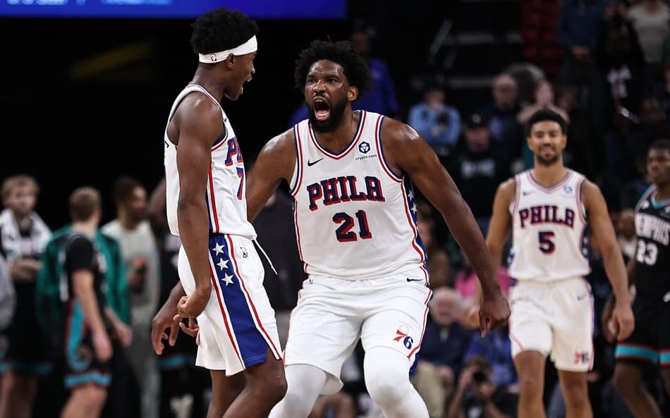 Joel Embiid em jogo entre Philadelphia 76ers e Memphis Grizzlies na NBA (Foto: Justin Ford/Getty Images/AFP)