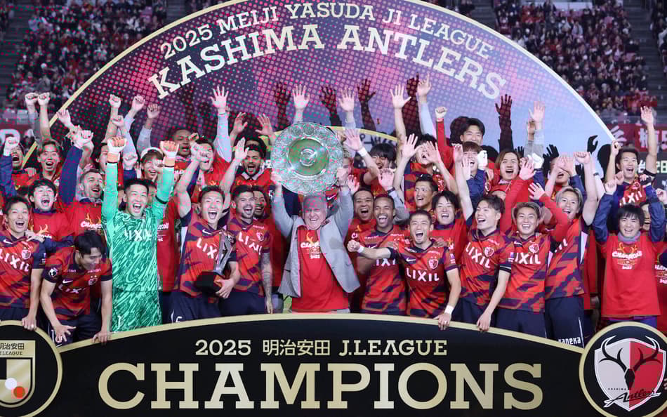 Zico levanta taça com jogadores do Kashima Antlers(Foto: JIJI PRESS / AFP) / Japan OUT / JAPAN OUT / JAPAN OUT