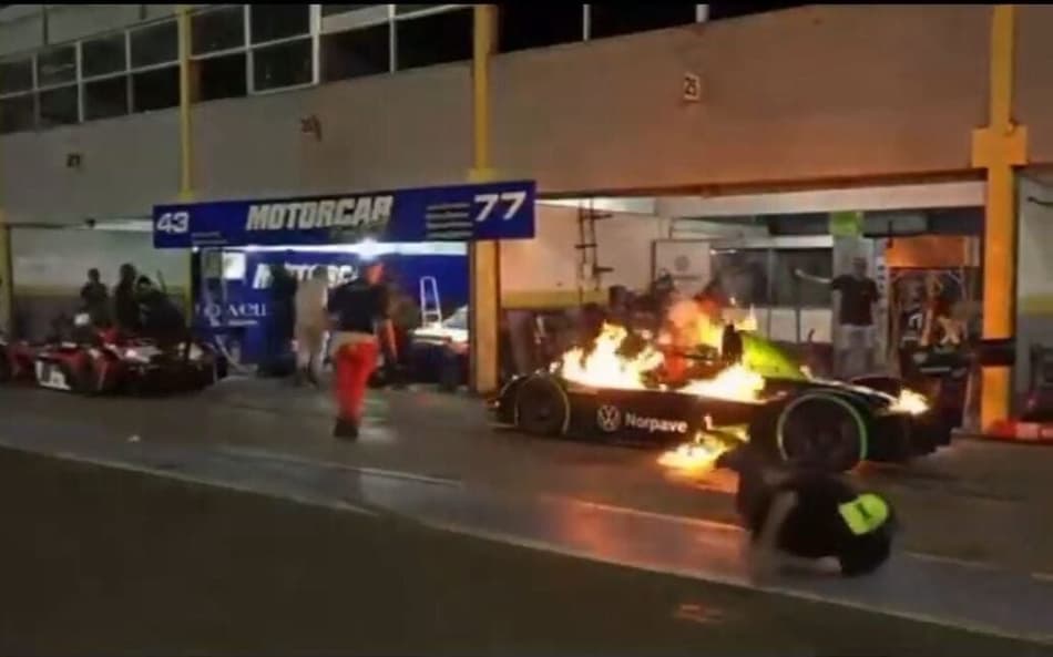 VÍDEO: Piloto escapa de carro em chamas durante corrida no Paraná