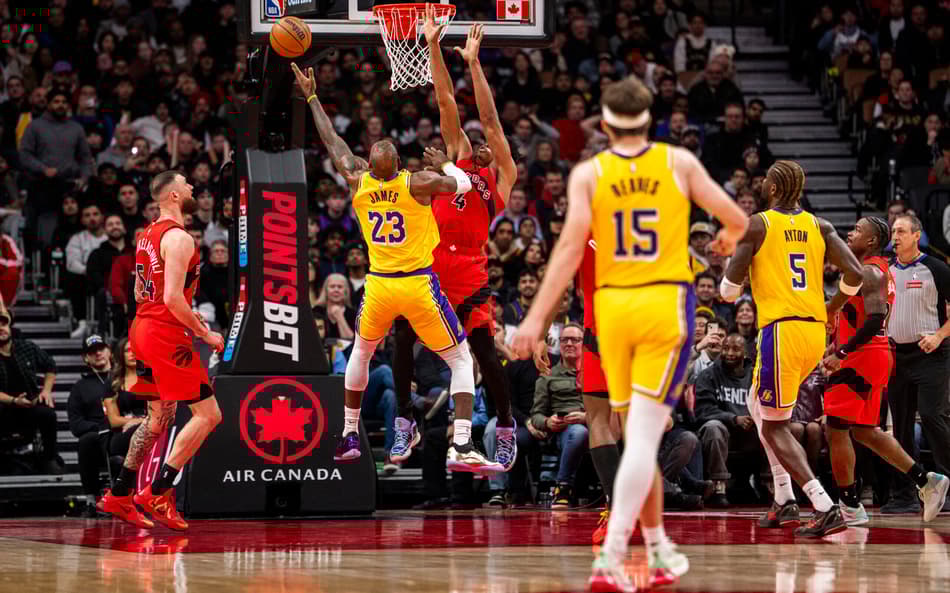 LeBron James, do Los Angeles Lakers, em ação contra o Toronto Raptors na NBA (Foto: Andrew Lahodynskyj/Getty Images/AFP)