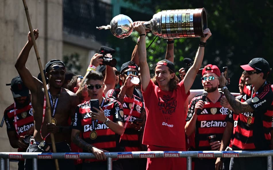 Filipe Luís ergue troféu da Libertadores no trio do Tetra