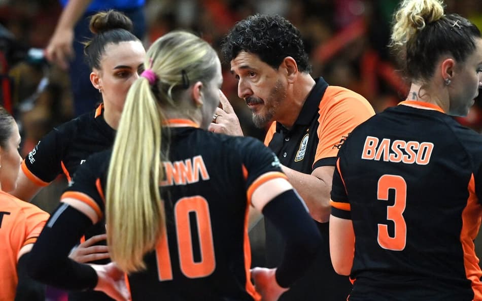 Luizomar de Moura orienta equipe durante estreia no Mundial