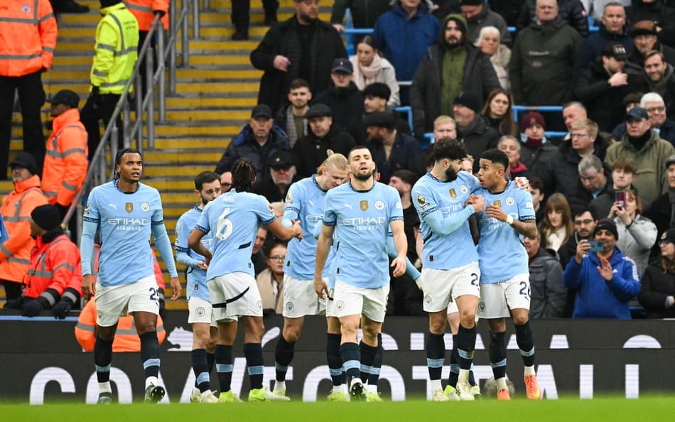 Time do Manchester City comemora vitória contra o West Ham (Foto: Oli Scarff/AFP)
