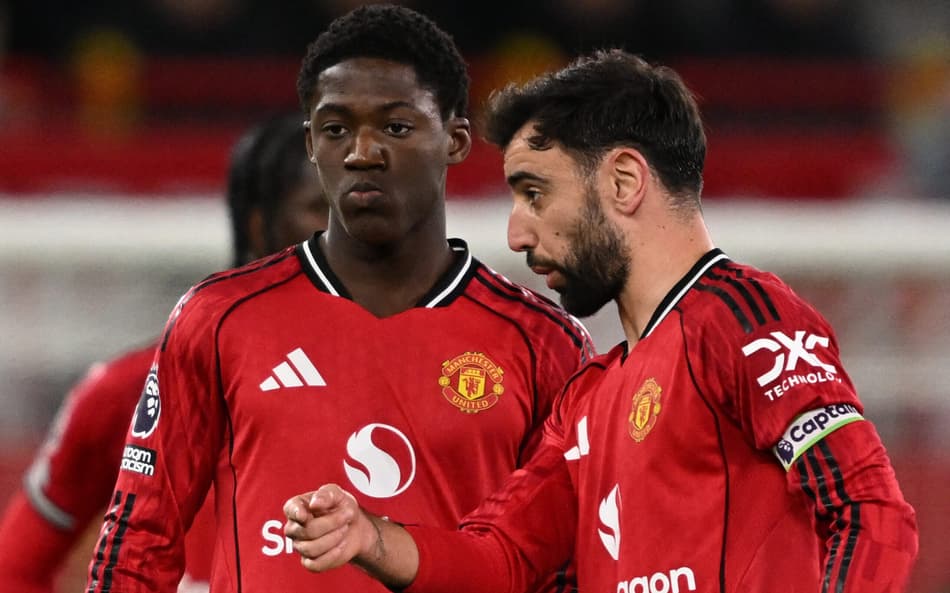 Kobbie Mainoo em ação pelo Manchester United (Foto: PETER POWELL / AFP)