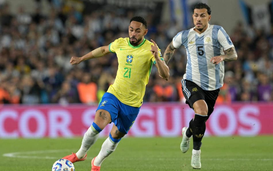 Matheus Cunha em ação no jogo do Brasil contra a Argentina no Monumental pelas Eliminatórias da Copa