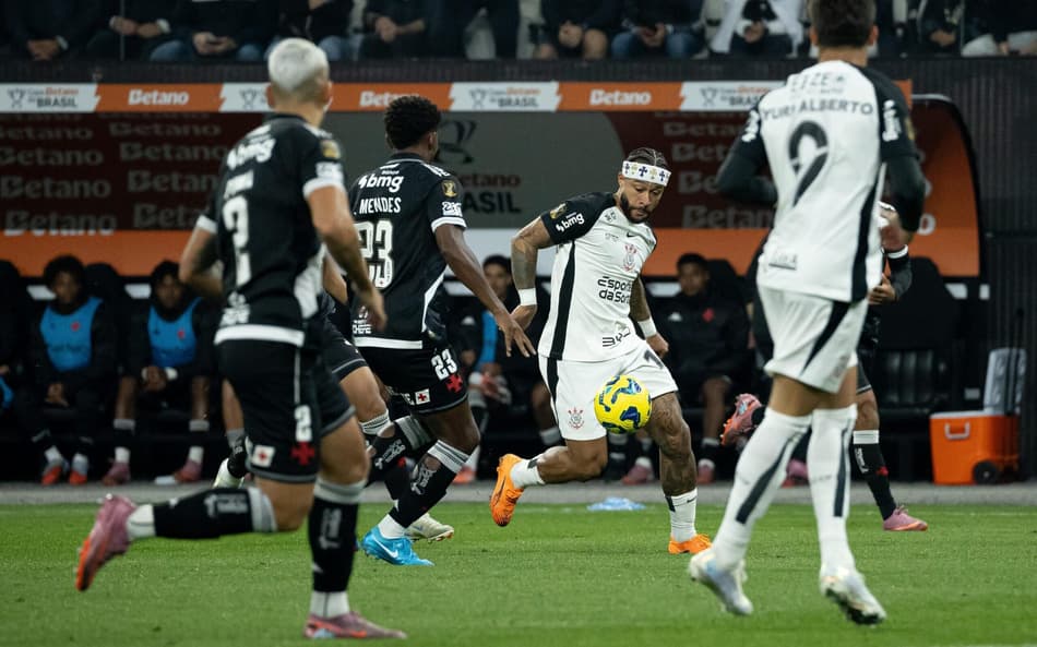 Memphis Depay carrega a bola em Corinthians x Vasco (Foto: Léo Barrilari/GazetaPress)