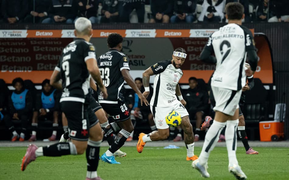 Memphis Depay carrega a bola em Corinthians x Vasco (Foto: Léo Barrilari/GazetaPress)