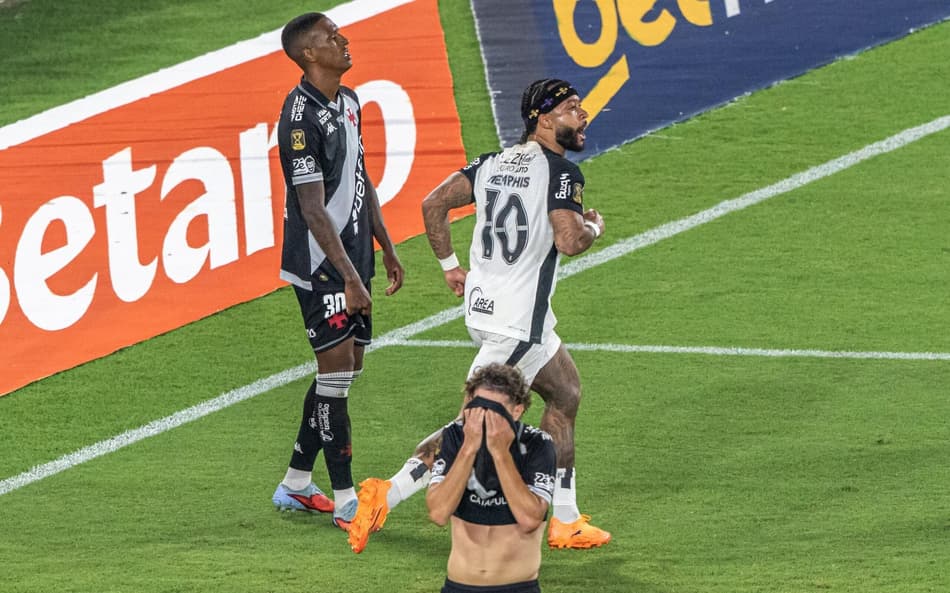 Memphis Depay sai para comemorar o segundo gol do Corinthians diante do Vasco