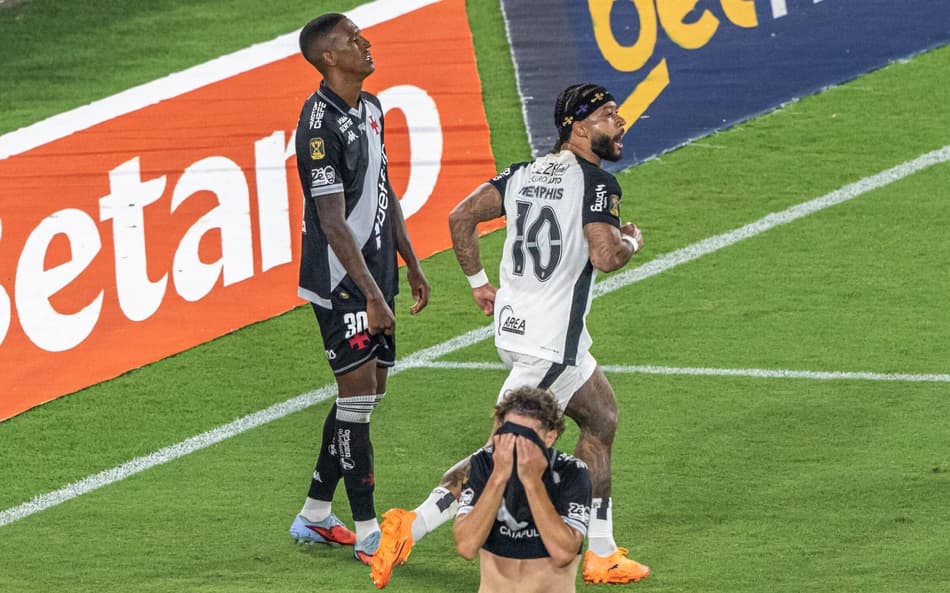 Memphis Depay sai para comemorar o segundo gol do Corinthians diante do Vasco