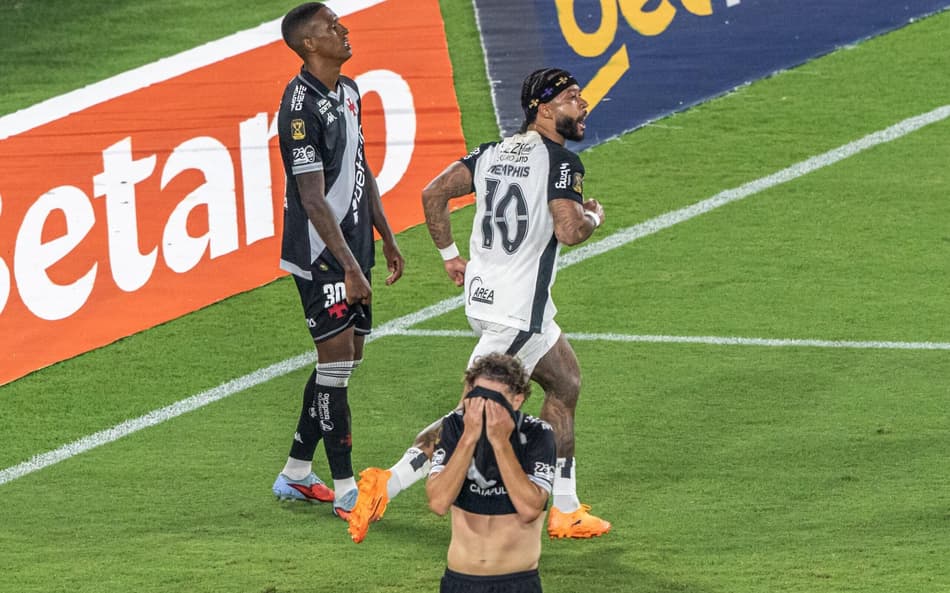 Memphis Depay sai para comemorar o segundo gol do Corinthians diante do Vasco