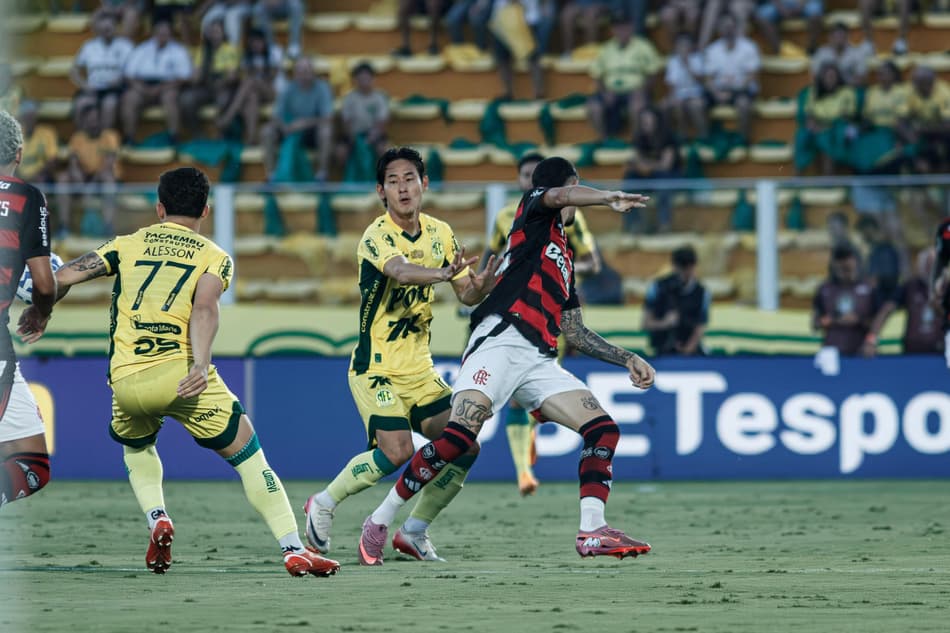 Chico Kim, do Mirassol, disputa bola com jogadores do Flamengo (Foto: Cleder Rodrigues Damasceno/RP FOTOPRESS / Gazeta Press)