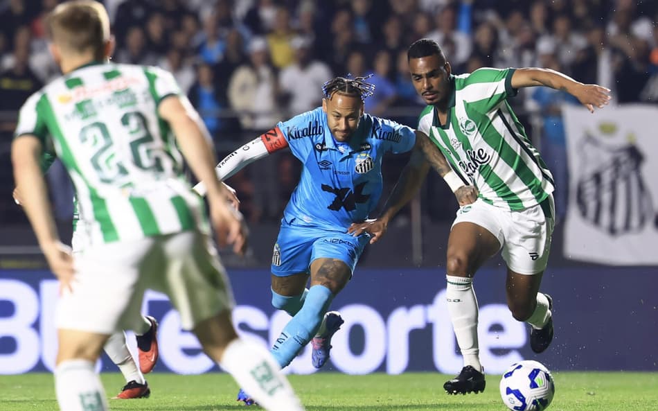 Neymar disputa bola no jogo do Santos contra o Juventude no Morumbis