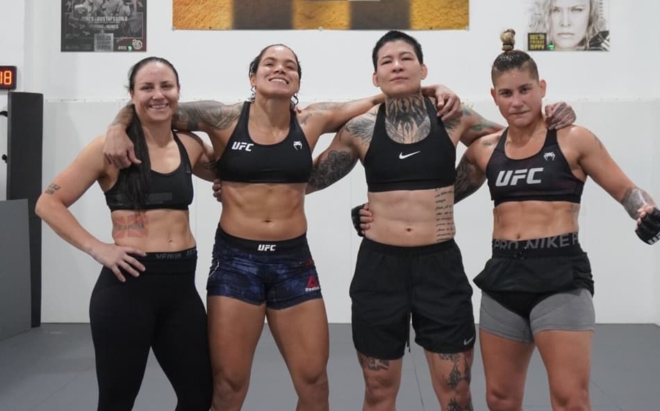 Nina Nunes, Amanda, Larissa Pacheco e Priscila Cachoeira após treino (Foto: Reprodução Instagram Amanda_leoa)