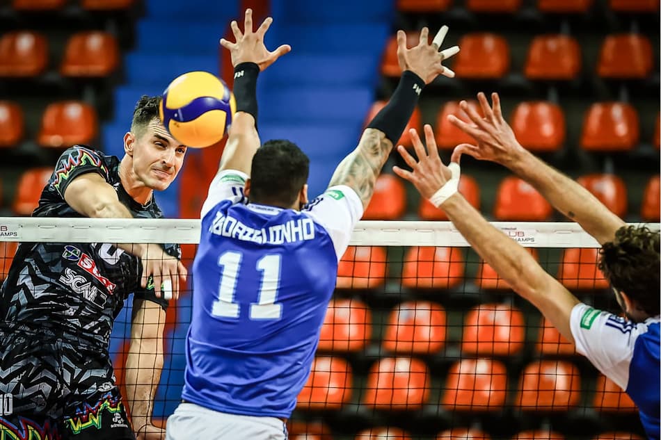 Cruzeiro em quadra contra o Perugia no Mundial de Vôlei (Foto: Volleyball World)