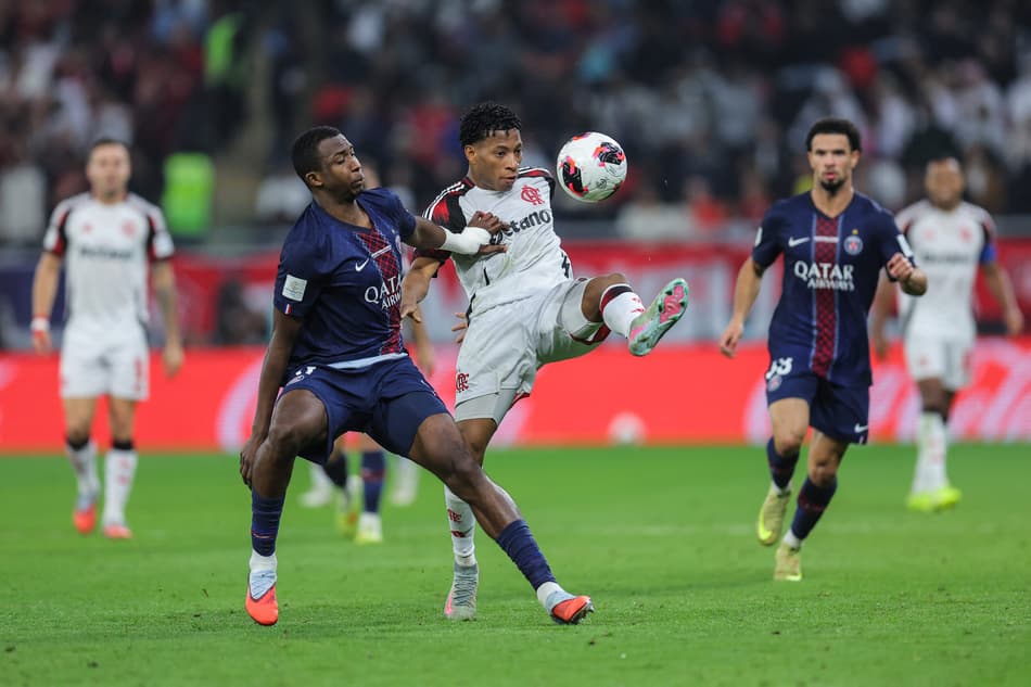 Plata e Pancho disputam a bola em PSG x Flamengo (Foto: Karim Jaafar / AFP)