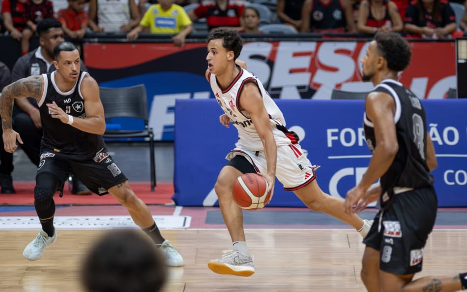 Matheus Gueiros, do Flamengo, em ação contra o Botafogo no NBB (Foto: Mariana Sá / CRF)
