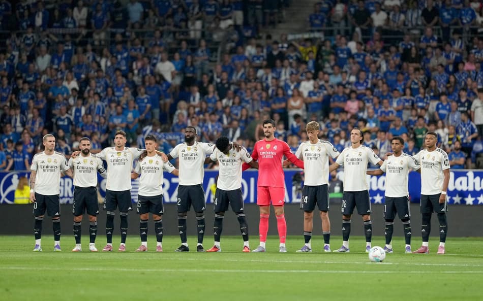 Jogadores do Real Madrid antes da partida contra o Real Oviedo (Foto: Cesar Manso/AFP)