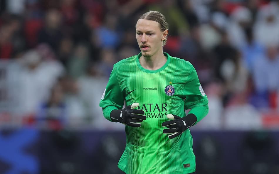 Matvey Safonov foi o herói do PSG contra o Flamengo na final da Copa Intercontinental (Foto: Karim JAAFAR / AFP)